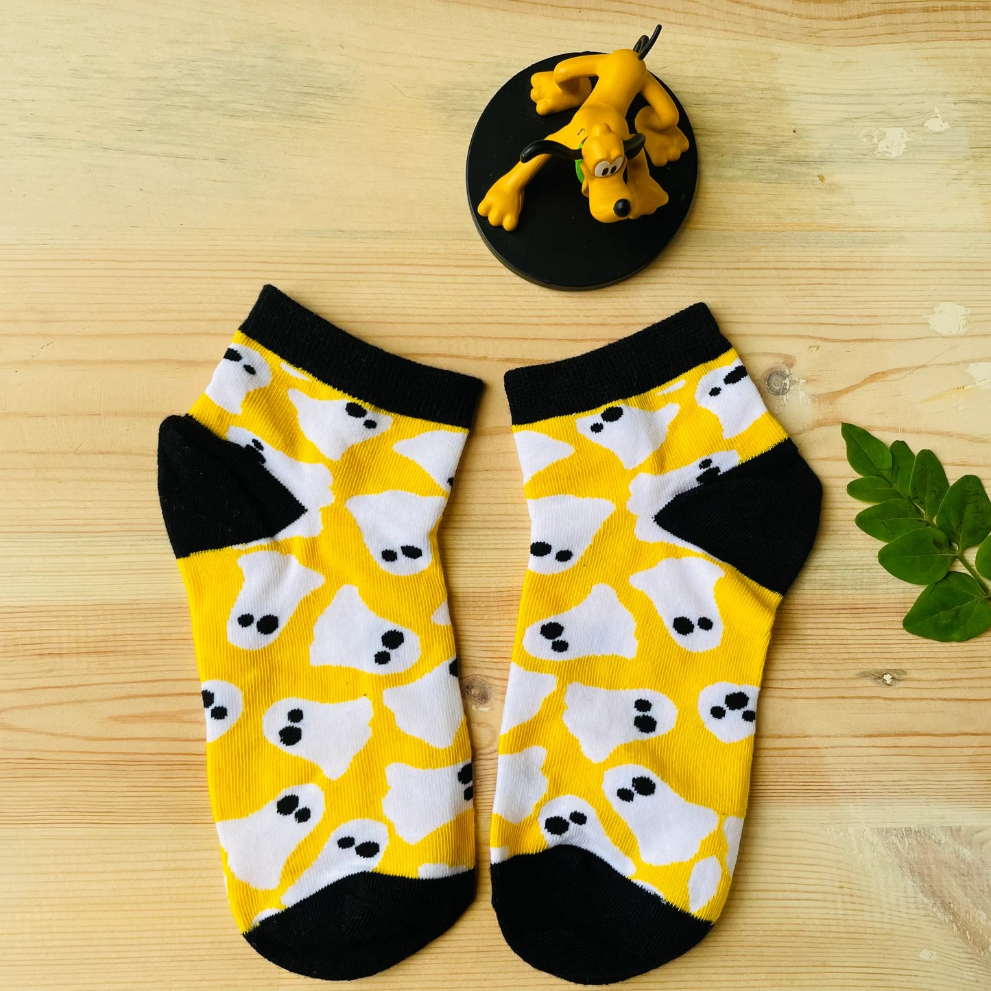 Goofy Ghosts Ankle Socks – Quirky Yellow & Black Design Lazzy Socks India
