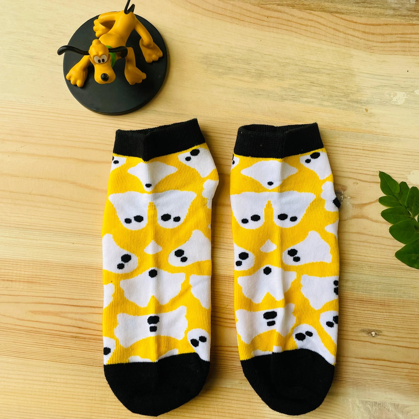 Goofy Ghosts Ankle Socks – Quirky Yellow & Black Design Lazzy Socks India