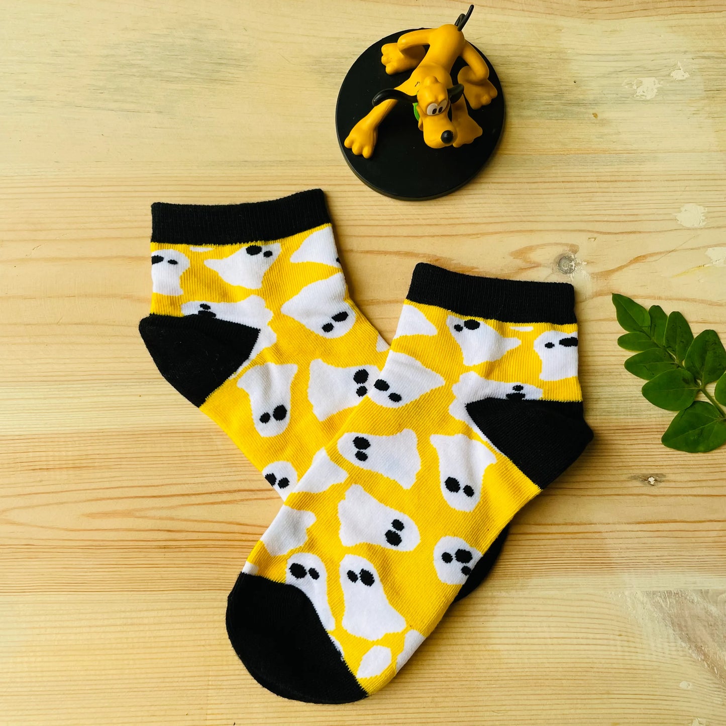 Goofy Ghosts Ankle Socks – Quirky Yellow & Black Design Lazzy Socks India