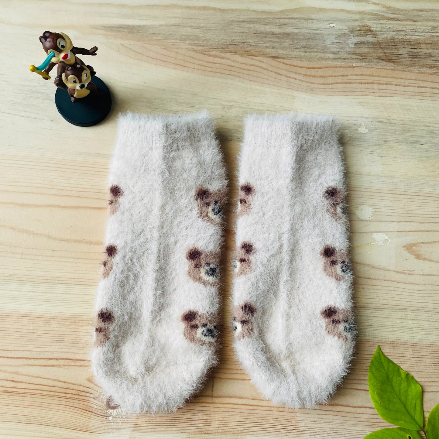 Top view of the light grey bear pattern fuzzy socks, available in a pack of 5.