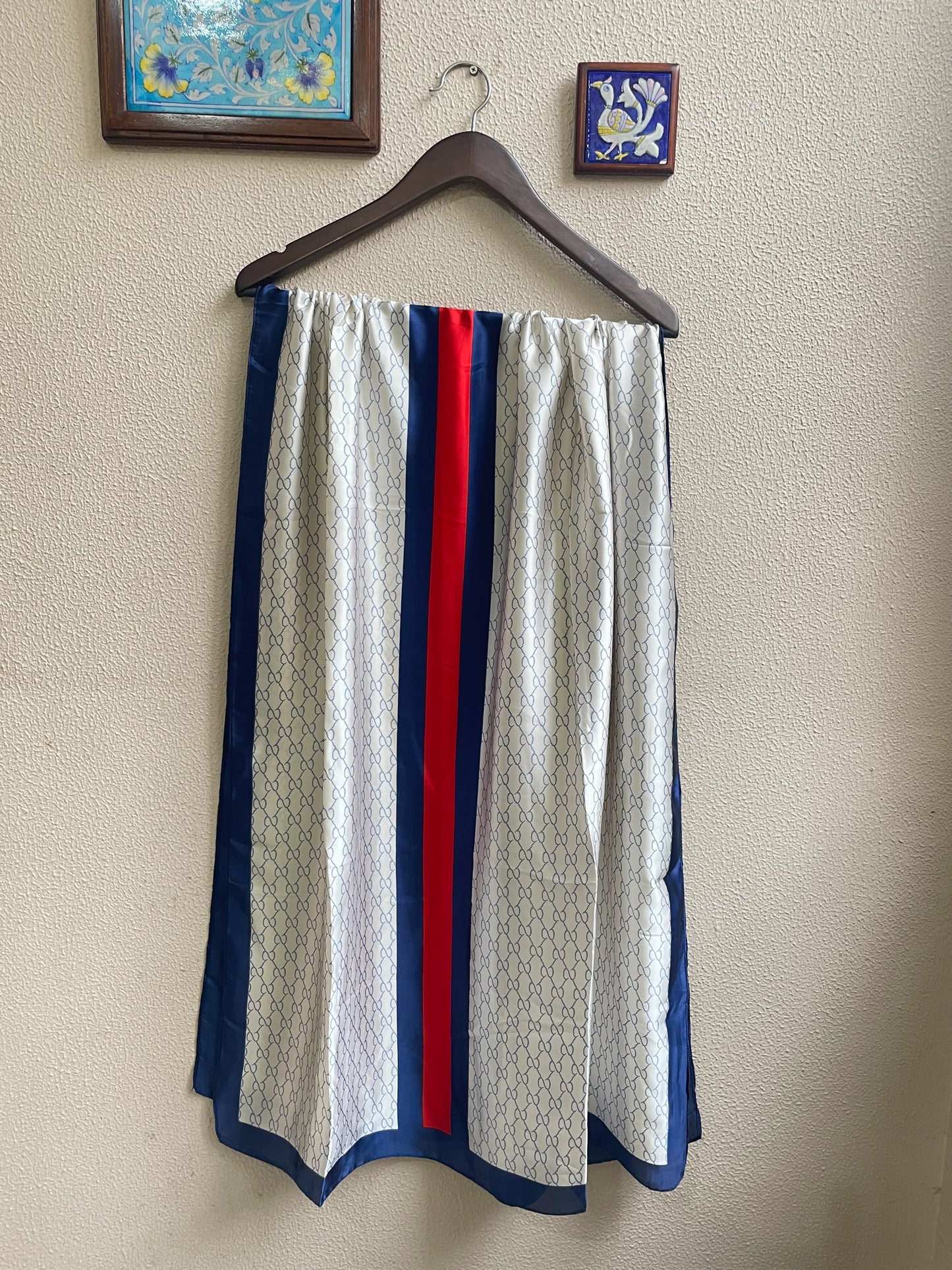 Elevate your style with this luxurious silk-feel satin scarf in white monogram with bold red and blue stripes. Measuring 90 x 180 cm, it’s perfect for evening wear, travel, or as a sophisticated gift.