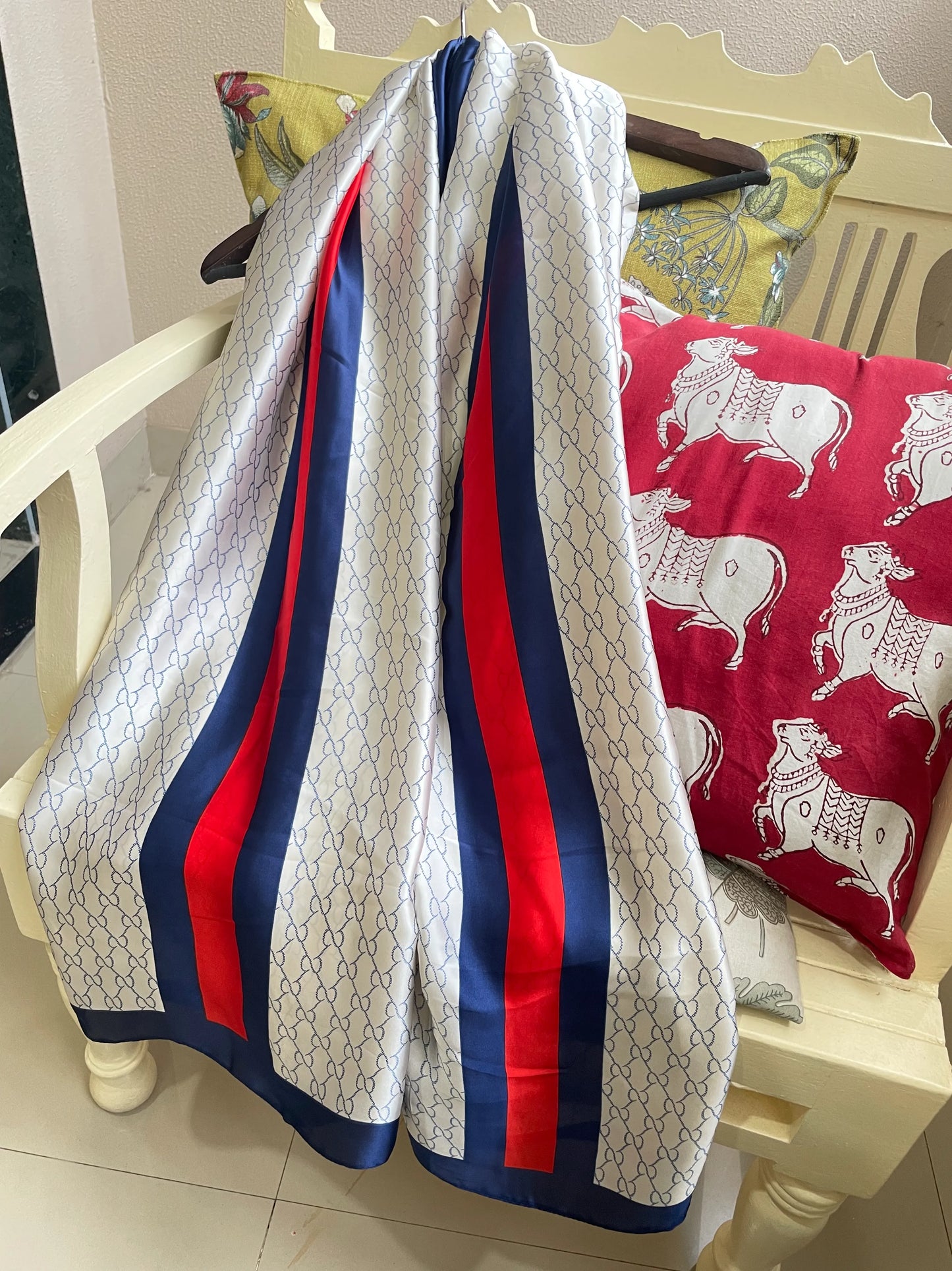 Elevate your style with this luxurious silk-feel satin scarf in white monogram with bold red and blue stripes. Measuring 90 x 180 cm, it’s perfect for evening wear, travel, or as a sophisticated gift.