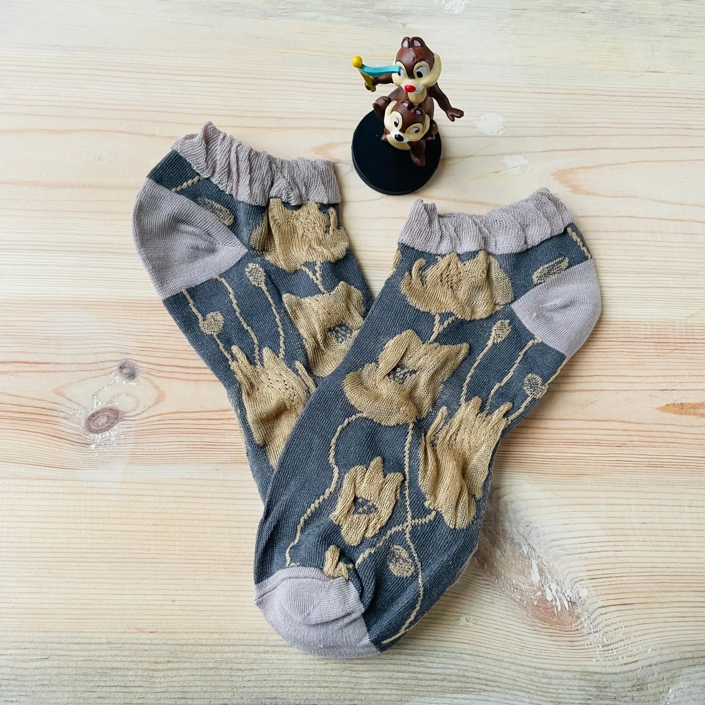 Vintage Bloom Textured Ankle Socks – Slate Grey & Beige Floral Lazzy Socks India