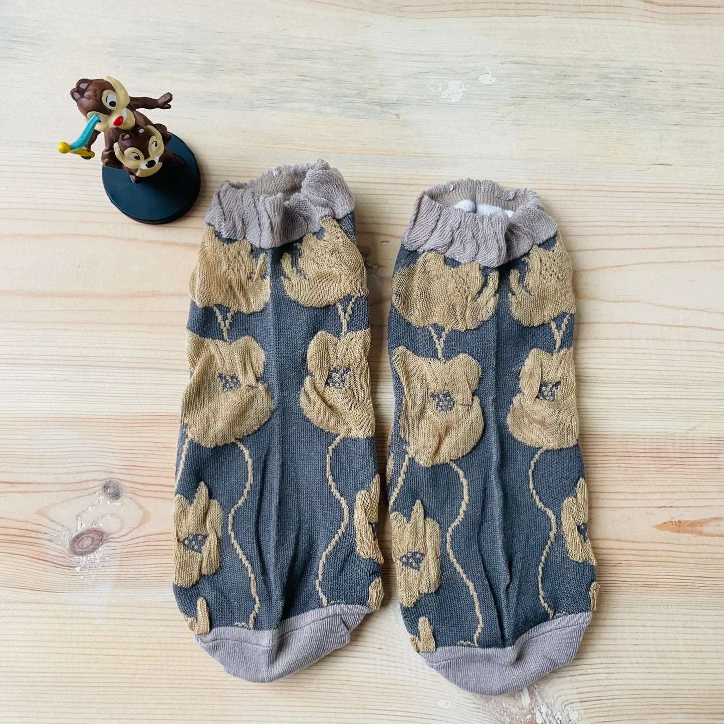 Vintage Bloom Textured Ankle Socks – Slate Grey & Beige Floral Lazzy Socks India