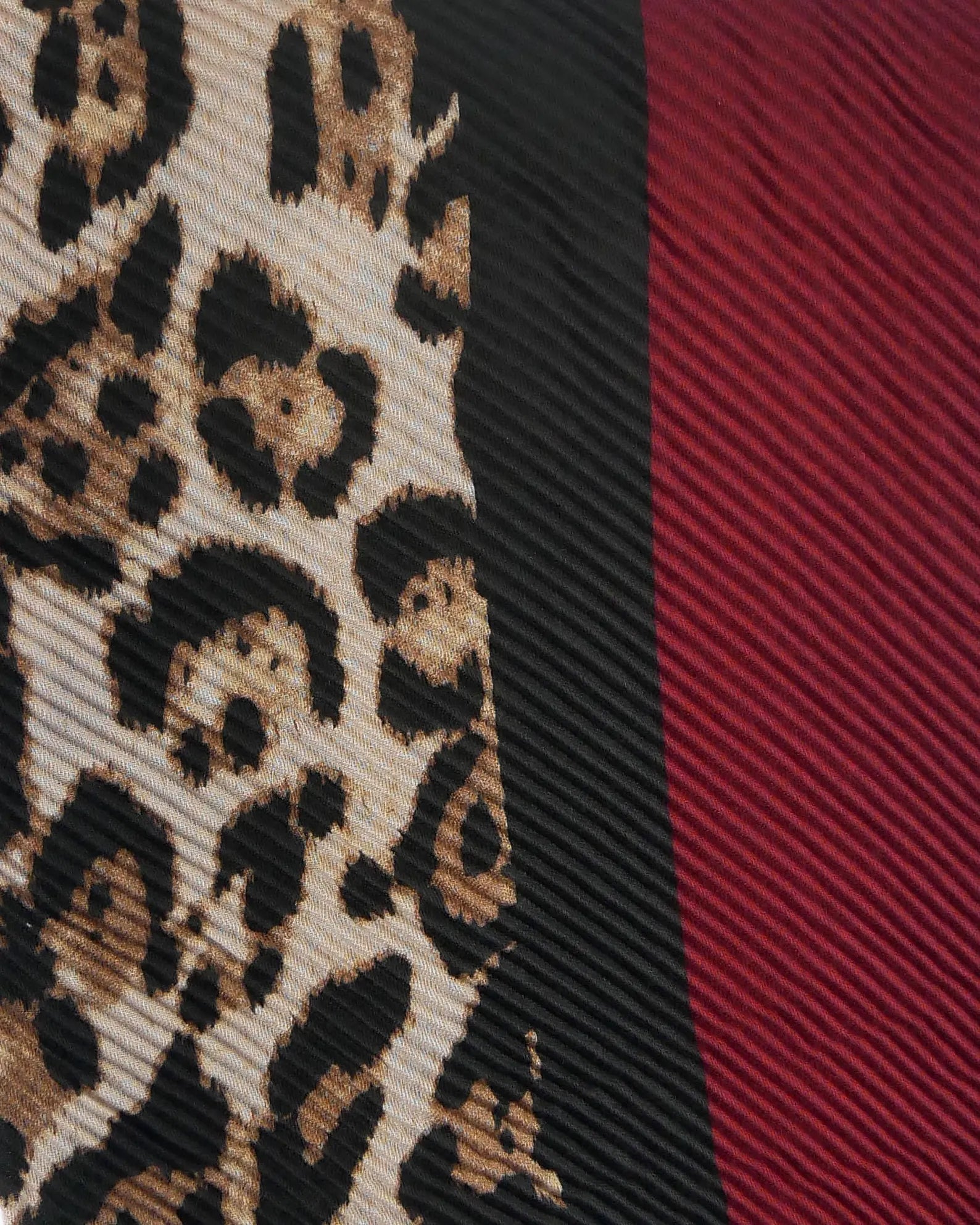 Elegant Micro-Pleated Leopard & Burgundy Dual-Tone Scarf – 90 x 180 cm