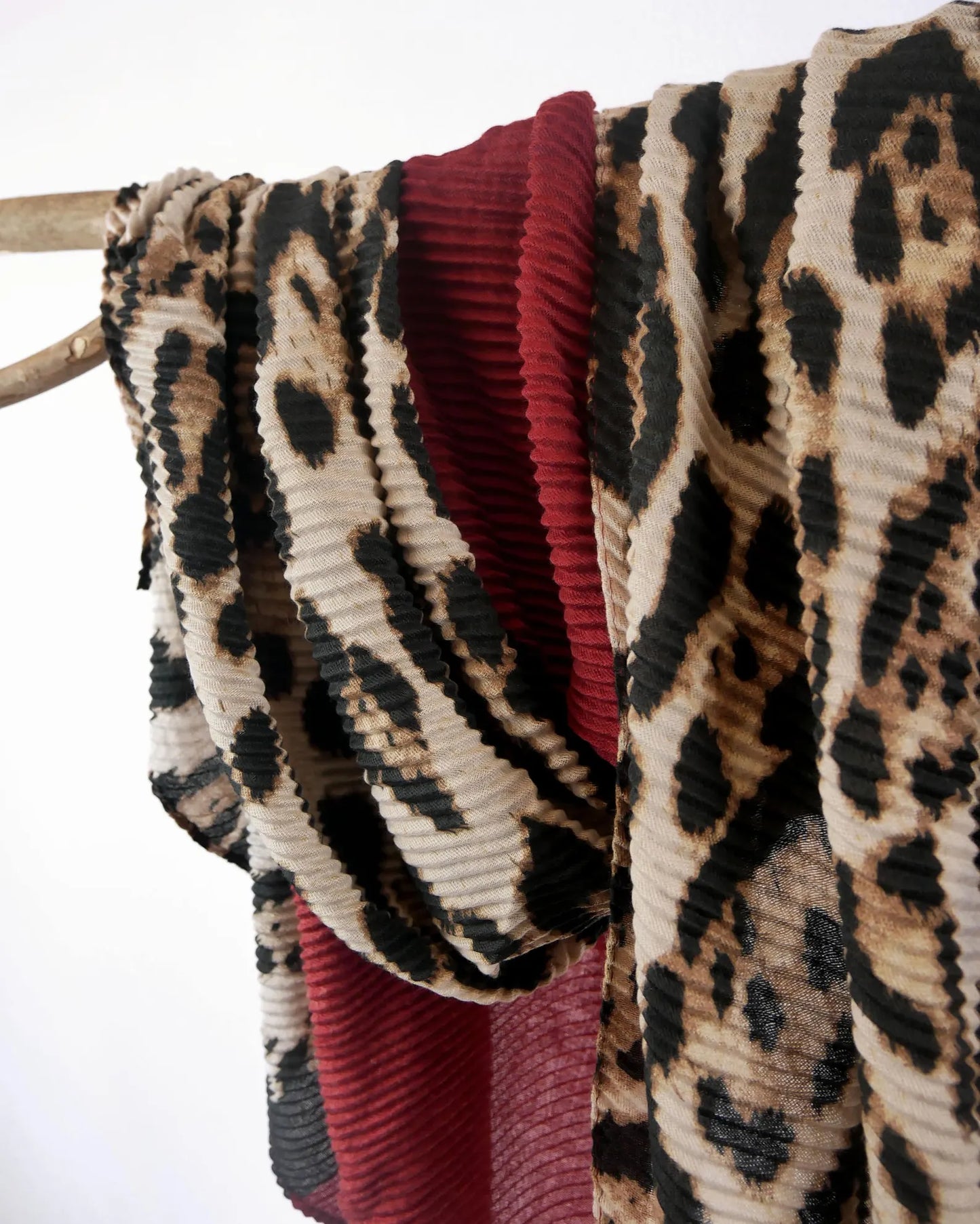 Elegant Micro-Pleated Leopard & Burgundy Dual-Tone Scarf – 90 x 180 cm