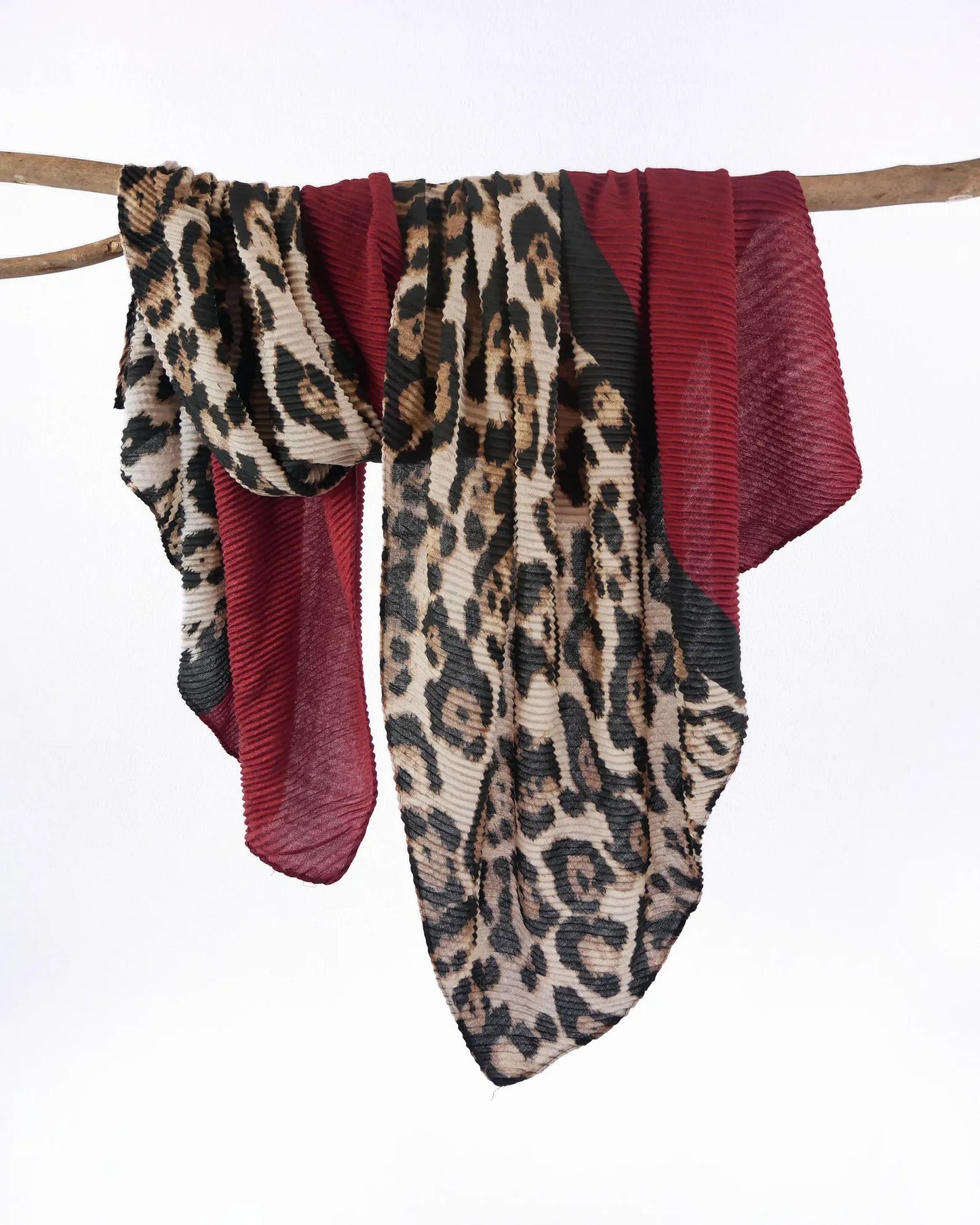 Elegant Micro-Pleated Leopard & Burgundy Dual-Tone Scarf – 90 x 180 cm