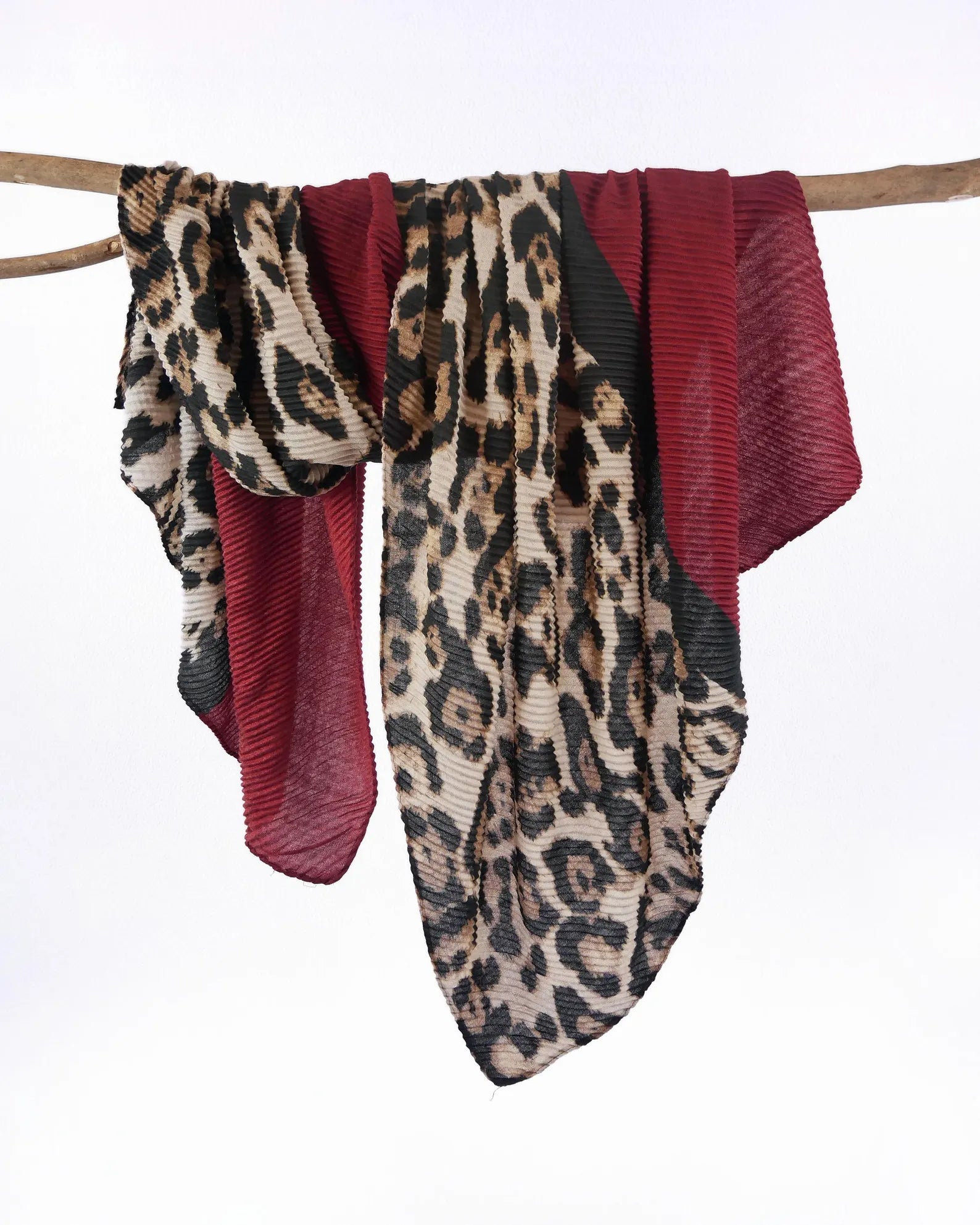 Elegant Micro-Pleated Leopard & Burgundy Dual-Tone Scarf – 90 x 180 cm