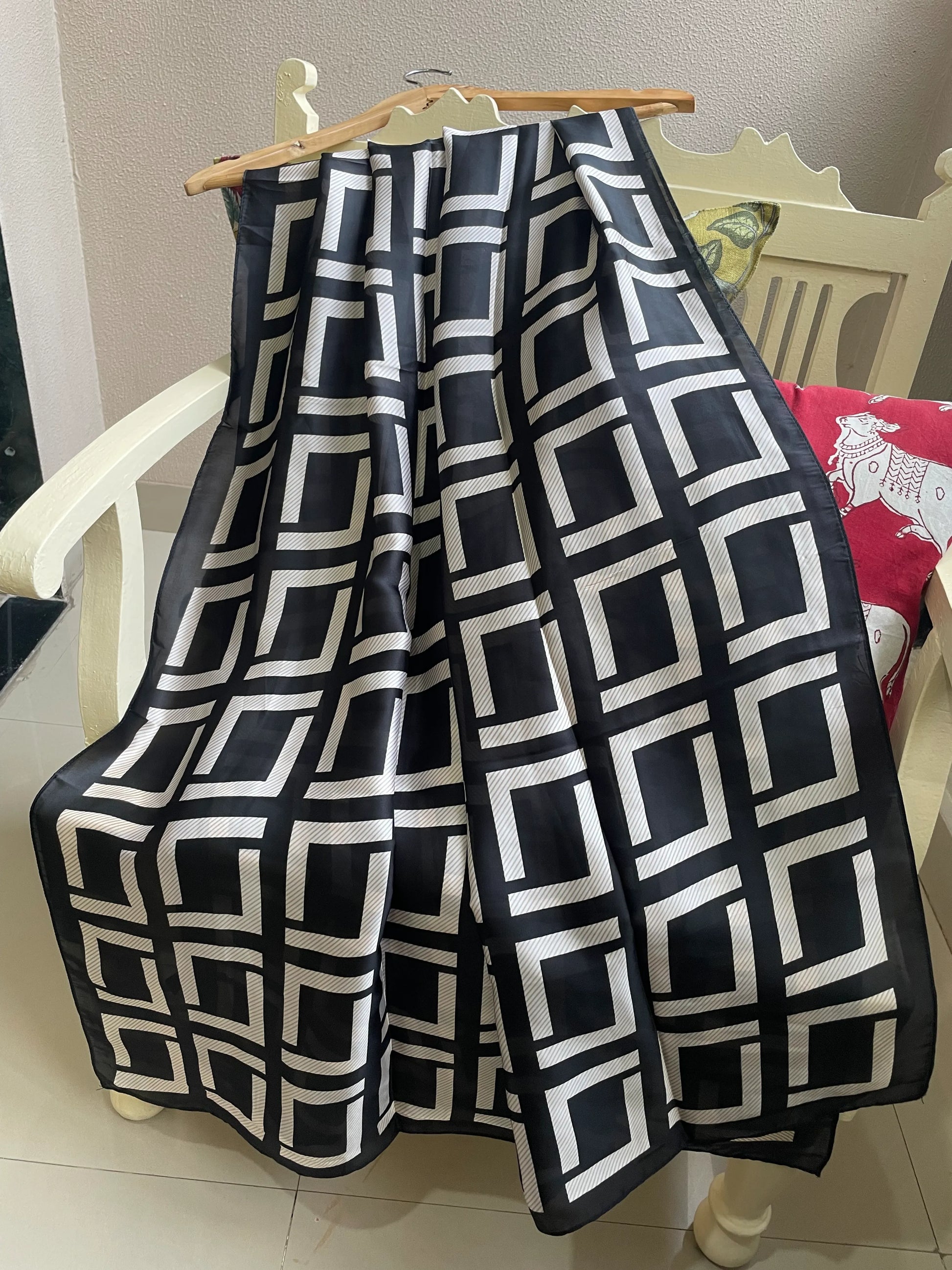 Elevate your style with this luxurious silk-feel satin scarf in bold black and white geometric pattern. Measuring 90 x 180 cm, it’s perfect for evening wear, travel, or as a sophisticated gift.
