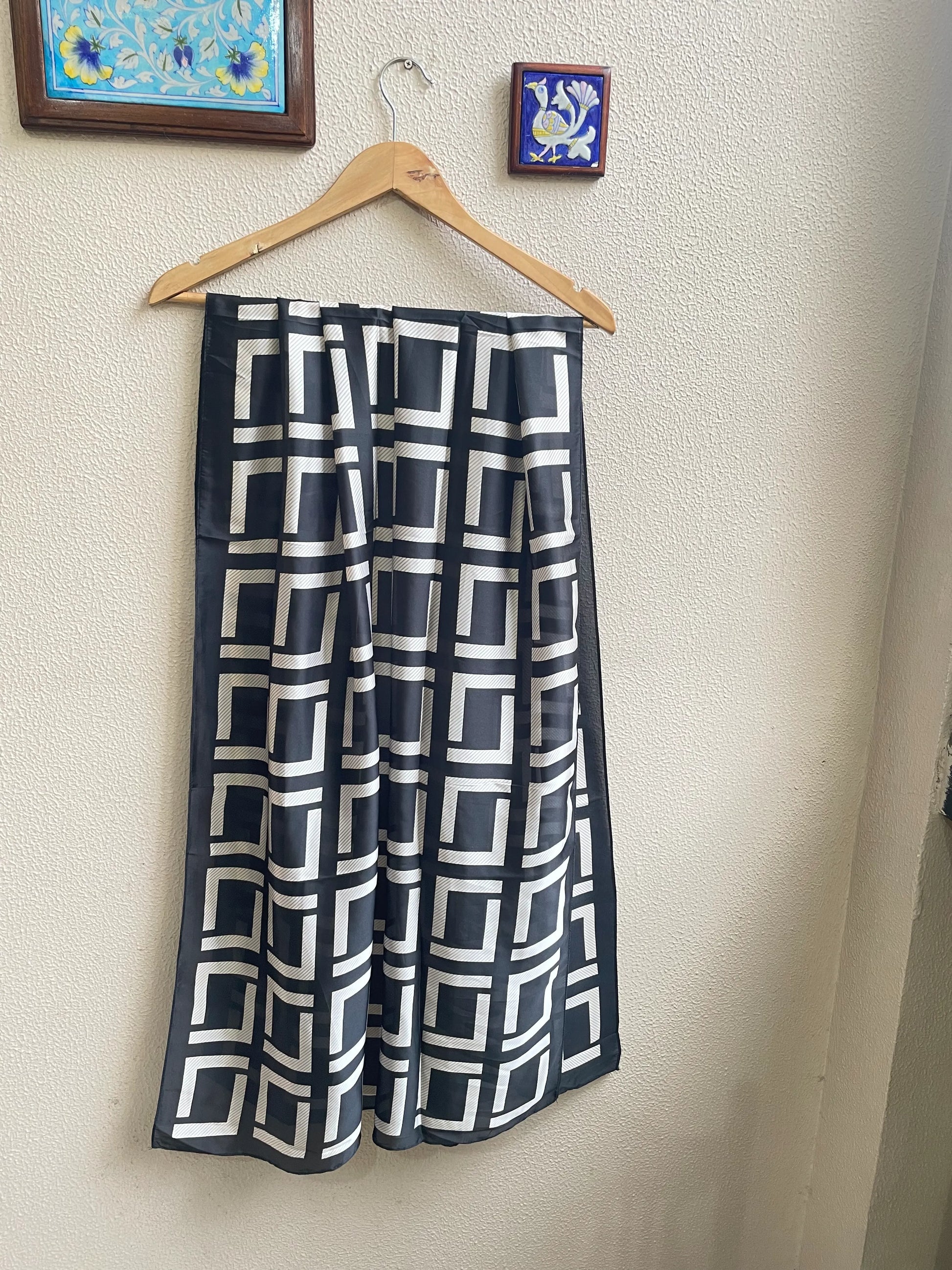 Elevate your style with this luxurious silk-feel satin scarf in bold black and white geometric pattern. Measuring 90 x 180 cm, it’s perfect for evening wear, travel, or as a sophisticated gift.
