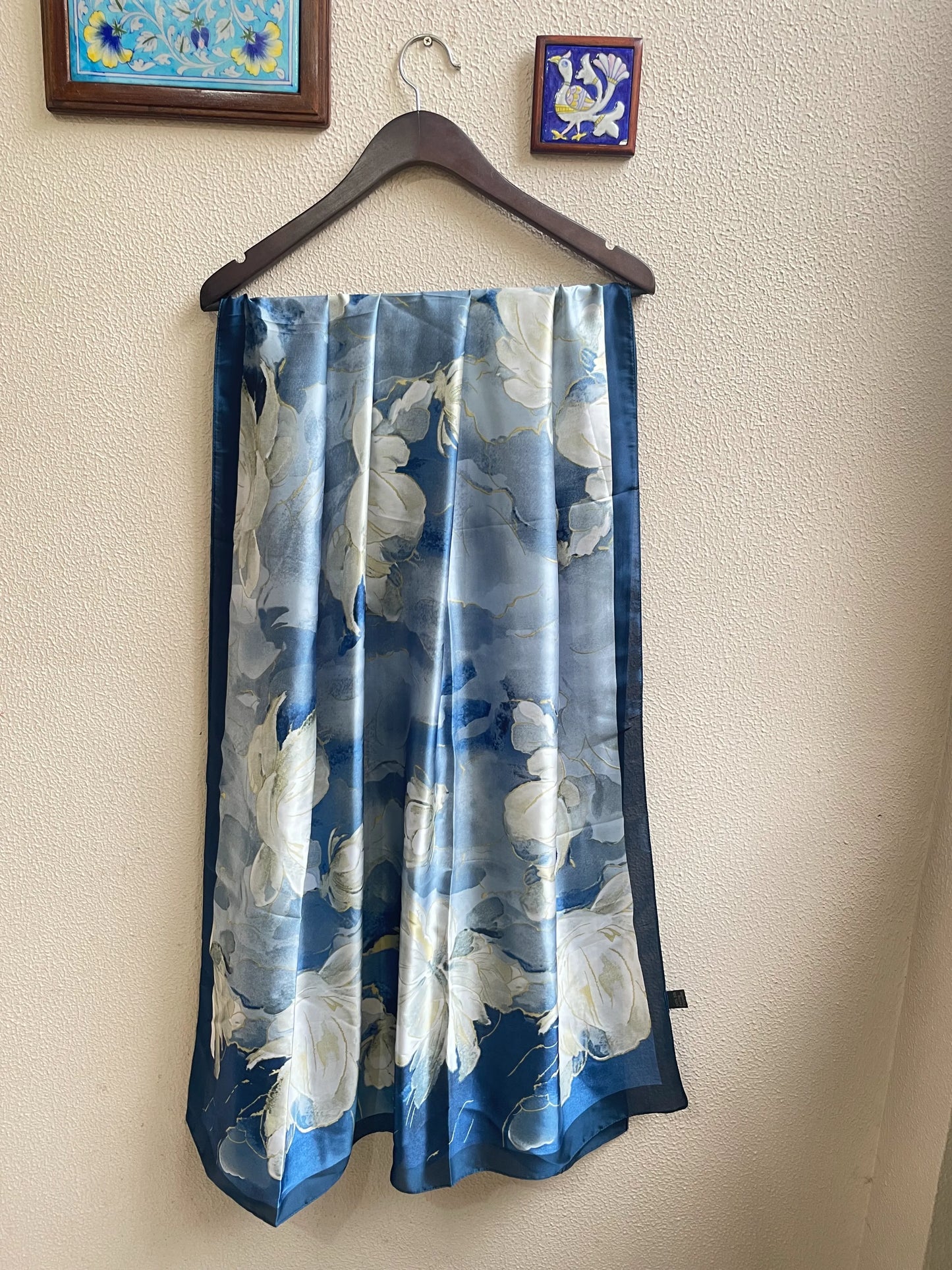 Elevate your style with this luxurious silk-feel satin scarf featuring a beautiful blue and white watercolor floral design. Measuring 90 x 180 cm, it’s perfect for evening wear or as an artistic gift.
