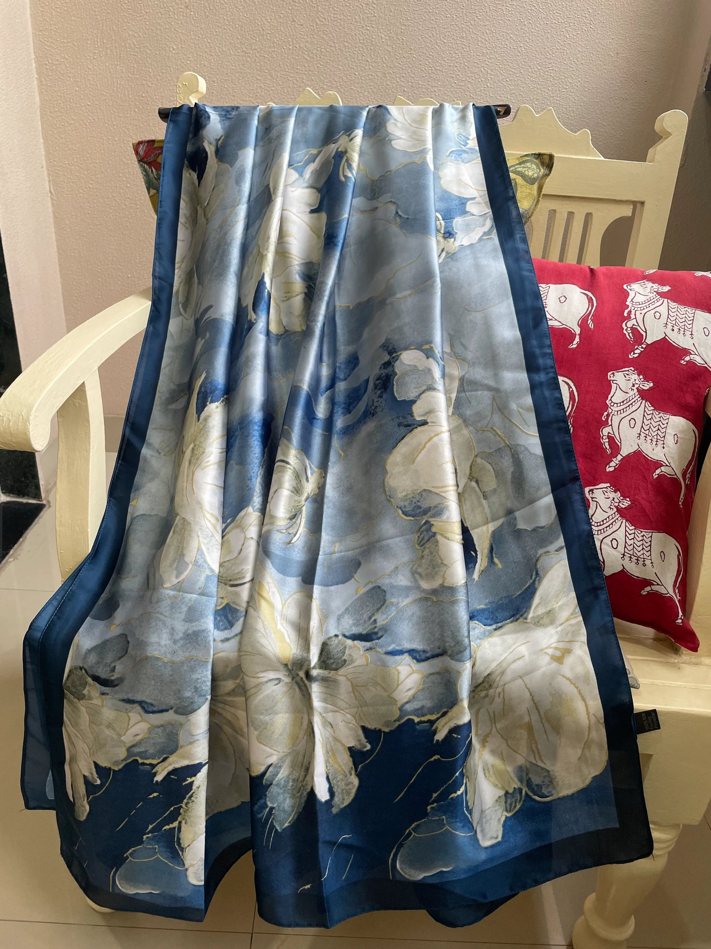 Elevate your style with this luxurious silk-feel satin scarf featuring a beautiful blue and white watercolor floral design. Measuring 90 x 180 cm, it’s perfect for evening wear or as an artistic gift.
