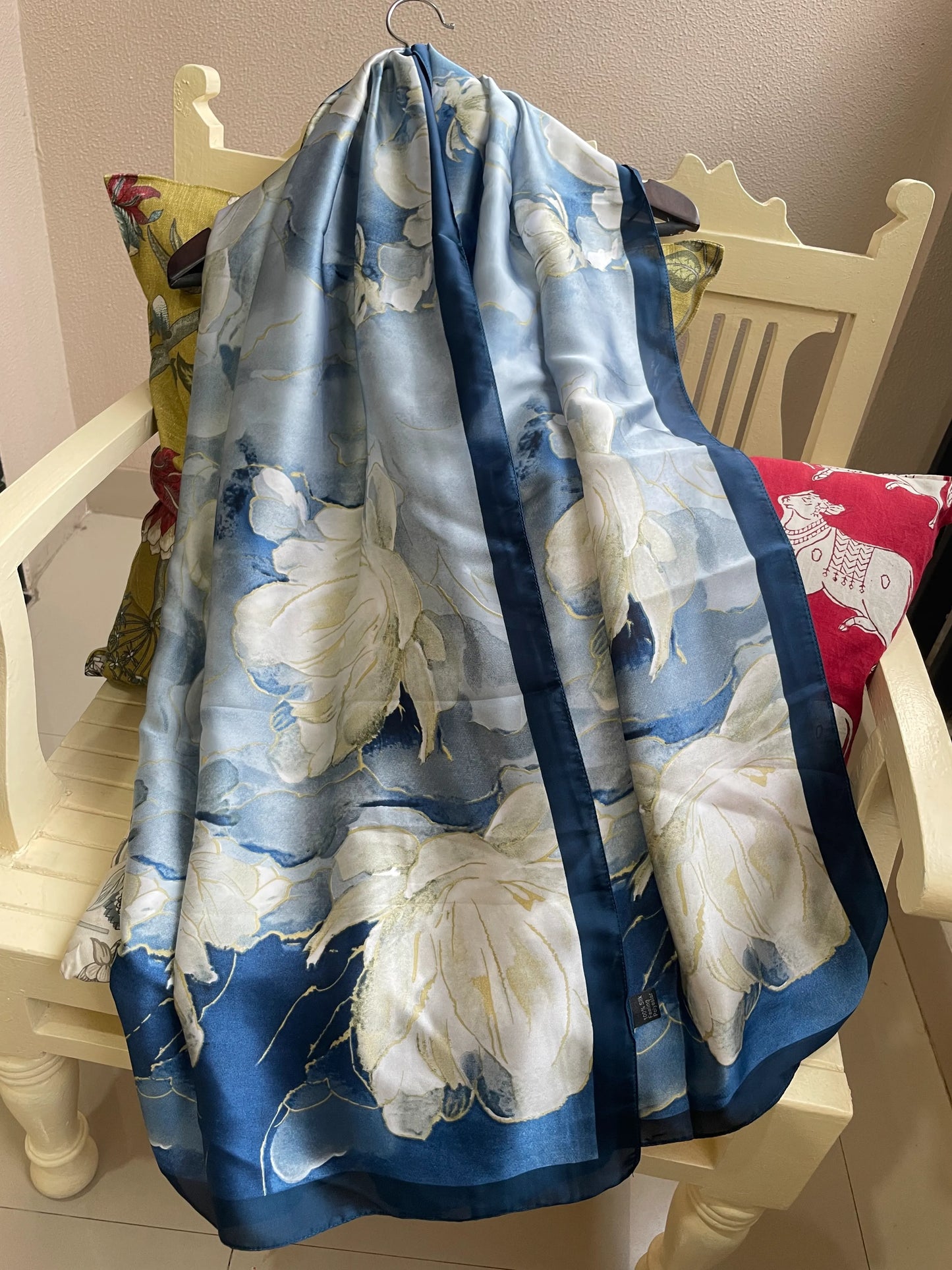 Elevate your style with this luxurious silk-feel satin scarf featuring a beautiful blue and white watercolor floral design. Measuring 90 x 180 cm, it’s perfect for evening wear or as an artistic gift.
