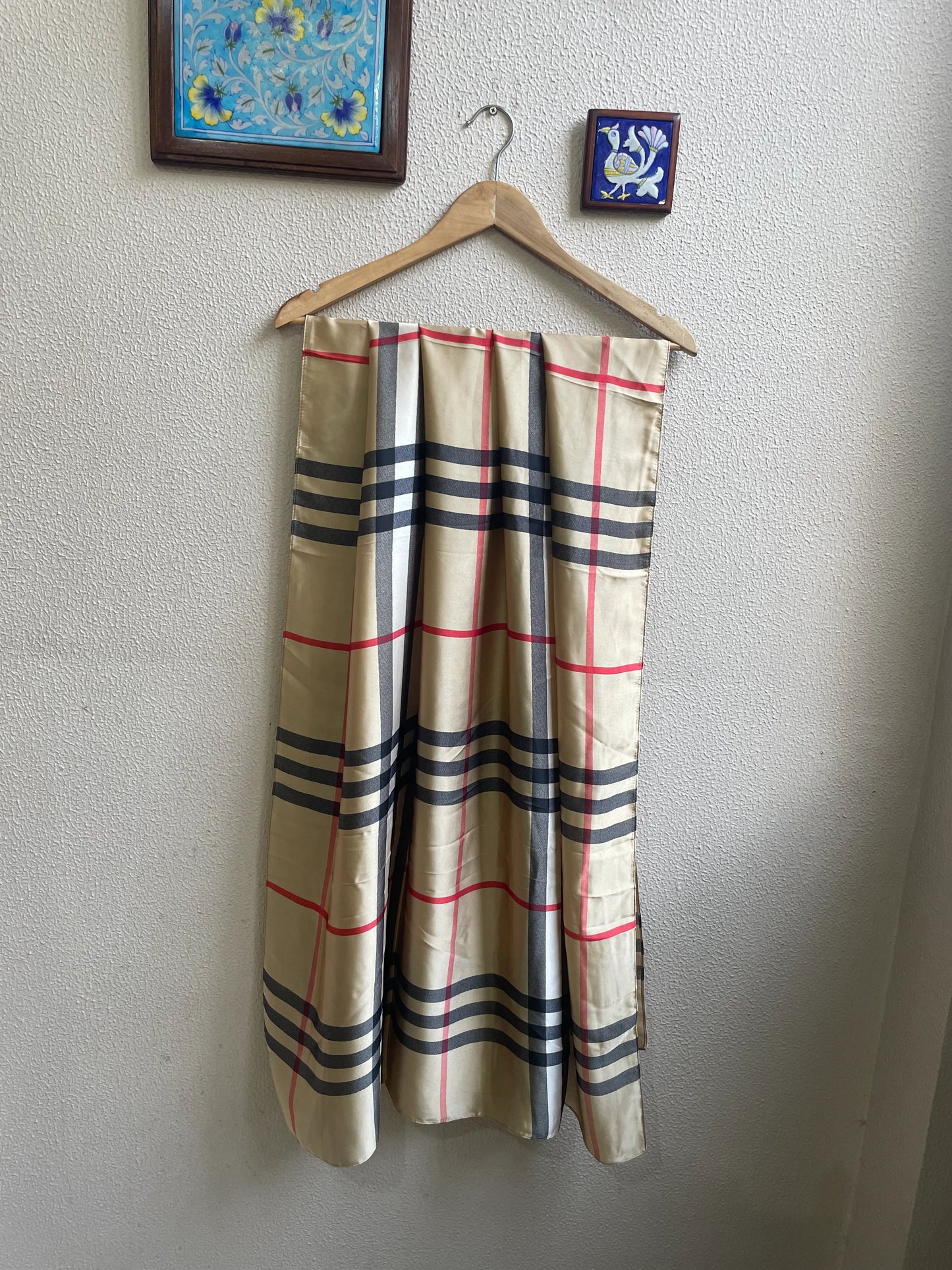 Elevate your style with this luxurious silk-feel satin scarf in champagne, black, and red plaid. Measuring 90 x 180 cm, it’s perfect for evening wear, travel, or as a sophisticated gift.
