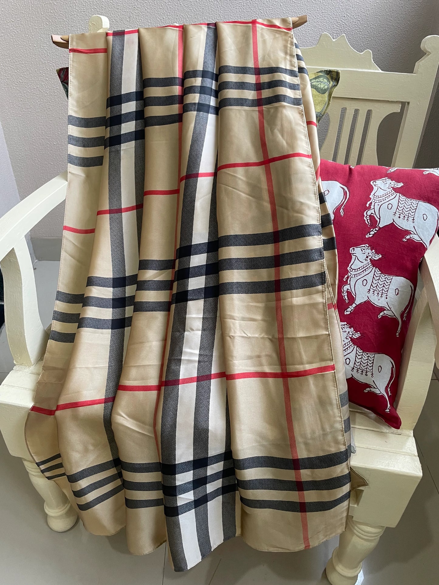 Elevate your style with this luxurious silk-feel satin scarf in champagne, black, and red plaid. Measuring 90 x 180 cm, it’s perfect for evening wear, travel, or as a sophisticated gift.