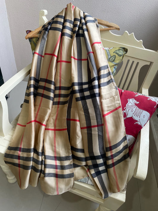 Elevate your style with this luxurious silk-feel satin scarf in champagne, black, and red plaid. Measuring 90 x 180 cm, it’s perfect for evening wear, travel, or as a sophisticated gift.