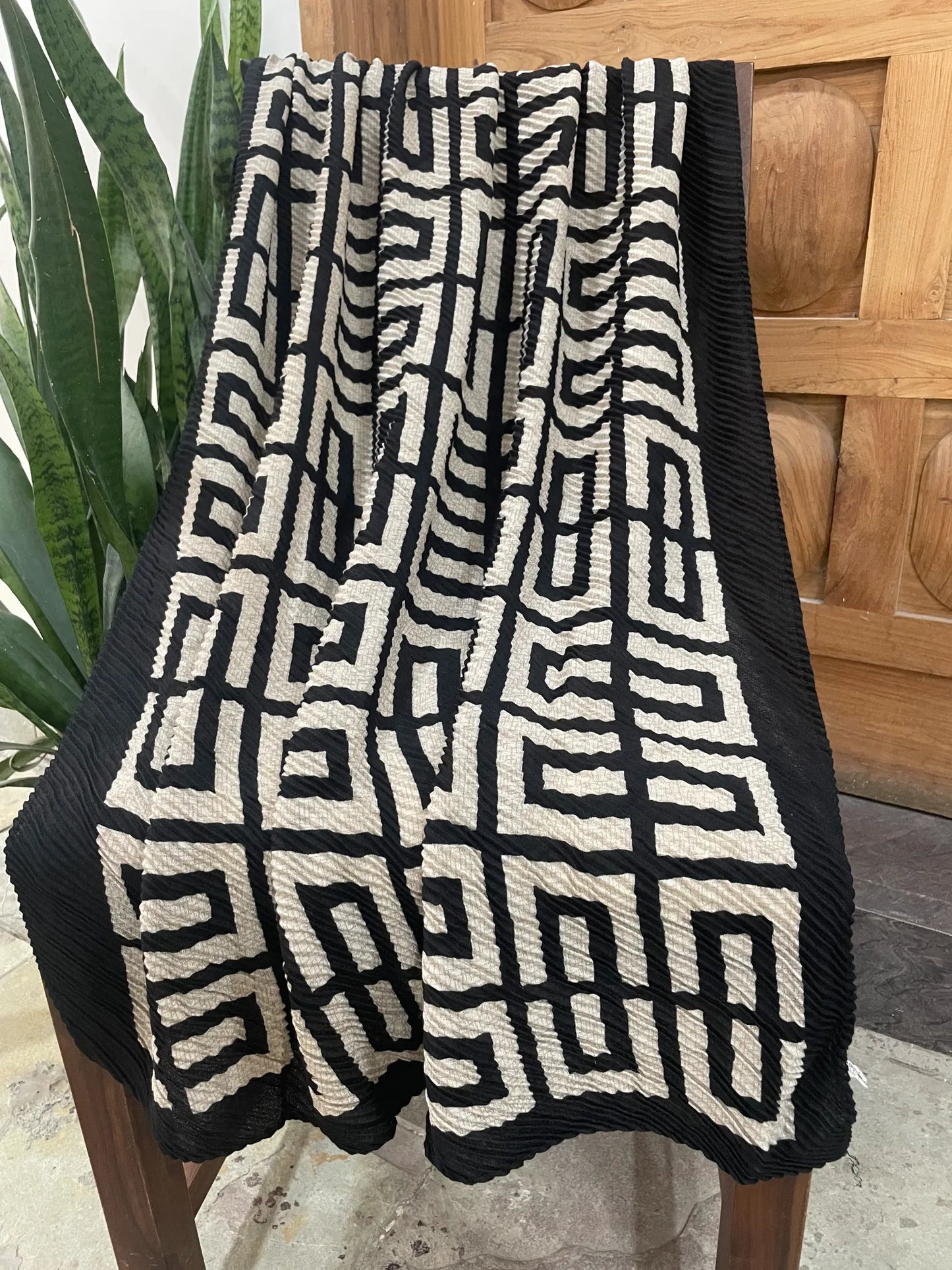 Modern Black & Cream Geometric Pleated Scarf – 90 x 180 cm