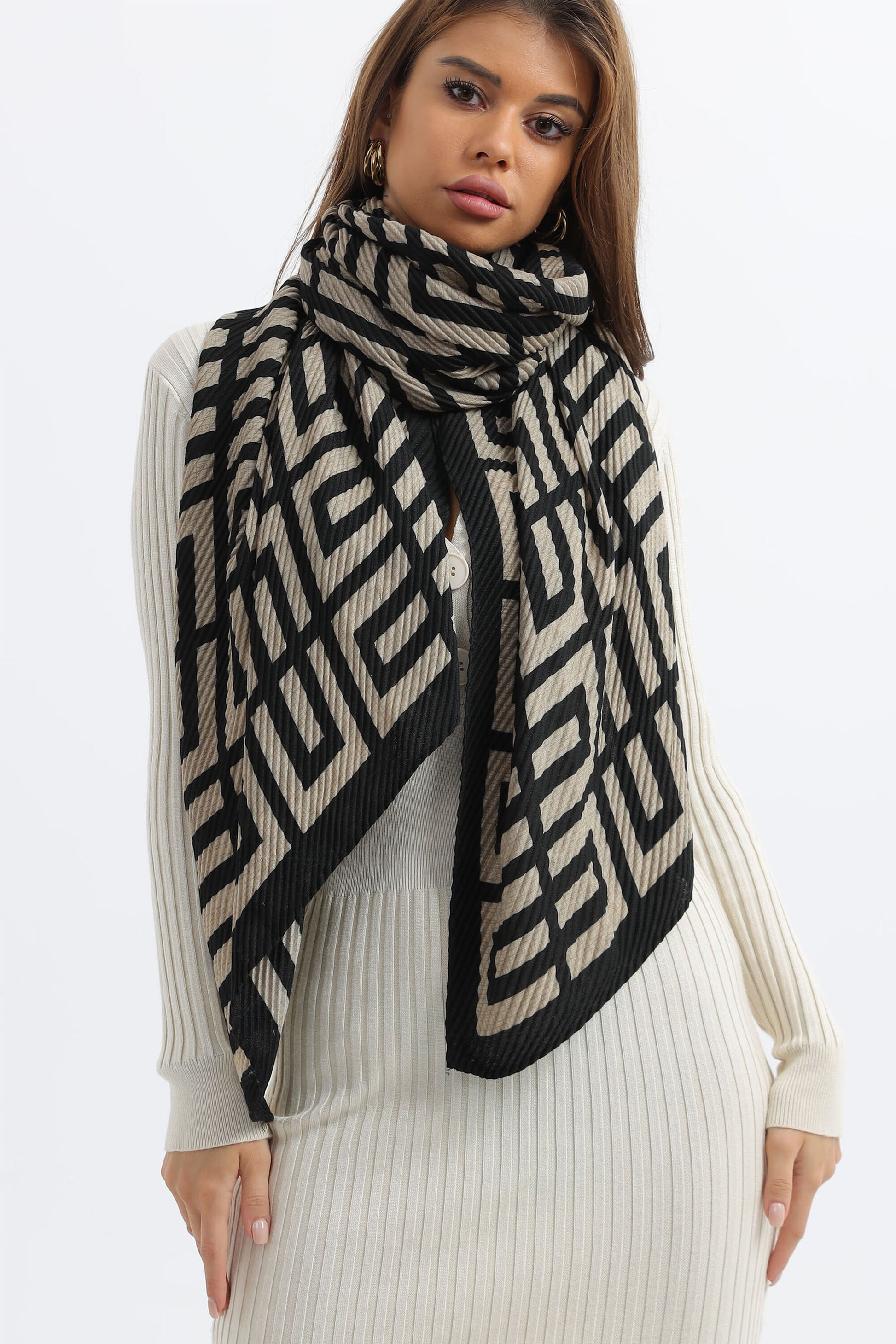 Modern Black & Cream Geometric Pleated Scarf – 90 x 180 cm