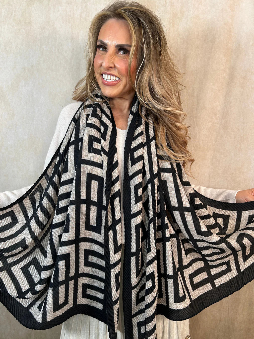 Modern Black & Cream Geometric Pleated Scarf – 90 x 180 cm